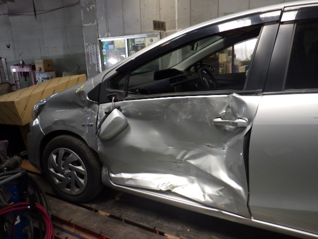 鹿児島市 トヨタアクアの側面大破車を修理しました 鹿児島で板金塗装 車の修理 車検のことなら米沢自動車にお任せ