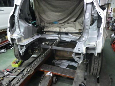玉突き事故の前後損傷車の修理してます 鹿児島で板金塗装 車の修理 車検のことなら米沢自動車にお任せ