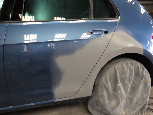 VWゴルフの左リアドアとクオーターを板金塗装しました。