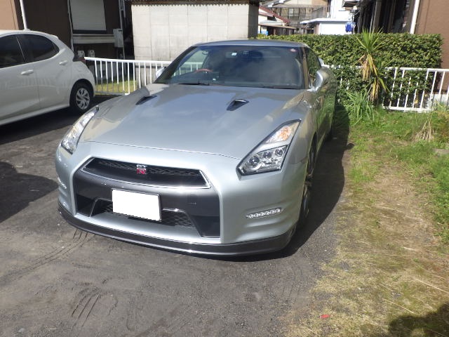 日産GT-R R35のバンパーを塗装しました。