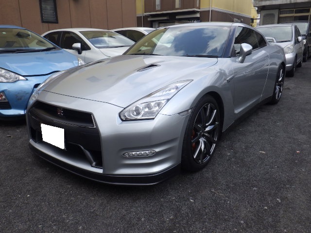 日産GT-R R35のバンパーを塗装しました。